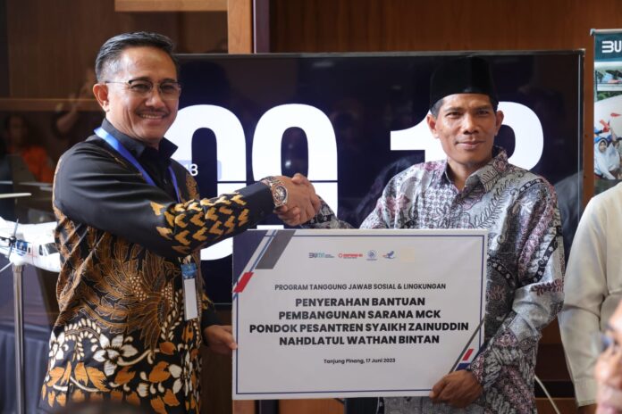 Pemberian bantuan tersebut diserahkan secara simbolis oleh Direktur Niaga, Teknologi & Pengembangan PTDI, Moh Arif Faisal. (Foto : abdi perdana - batamtv.com )