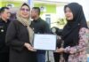 read news – Dewi Kumalasari Serahkan Sertifikat WASH kepada Trainer Peresmian program WASH di Kantor Desa Busung, Bintan, Senin (20/06) dihadiri juga Ketua TP-PKK Provinsi Kepri Hj Dewi Kumalasari Ansar yang juga menyerahkan sertifikat WASH kepada WASH Trainer. (Foto : abdi perdana - batamtv.com)