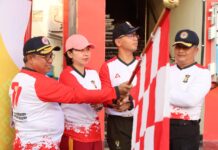 read news – Olahraga Bersama Forkopimda Karimun di Lapangan Polres Wakapolres Karimun Kompol Petra. C. K. Tumengkol, S.I.K (kedua dari kiri) memimipin olahraga dan jalan santai dalam rangka menyambut Hari Bhayangkara Ke-77. (Foto:: abdi perdana - batamtv.com)