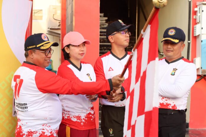 Wakapolres Karimun Kompol Petra. C. K. Tumengkol, S.I.K (kedua dari kiri) memimipin  olahraga dan jalan santai dalam rangka menyambut  Hari Bhayangkara Ke-77.  (Foto:: abdi perdana - batamtv.com)