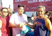 read news – Warga Bintan Bersyukur Pemerintah Gelar Pasar Murah Edi Priyono (kanan), salah satu masyarakat Bintan Timur merasa senang. Alasannya, pemerintah daerah mau membantu masyarakat yang kurang mampu dengan harga terbilang murah. (Foto : dwi susilo - batamtv.com)