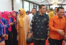 read news – Perkumpulan Selingsing Kabupaten Lingga Kota Batam Berulang Tahun ke 6 Gubernur kepri, Ansar Ahmad (baju oranye) saat hadir di Hari Ulang Tahun (Harlah) ke-6 Perkumpulan Warga Senayang Lingga dan Singkep (Selingsing) Kabupaten Lingga, di Ballroom Restoran Golden Prawn Bengkong Kota Batam, Ahad (25/6/2023). (Foto : abyaqsa ramadan - batamtv.com)