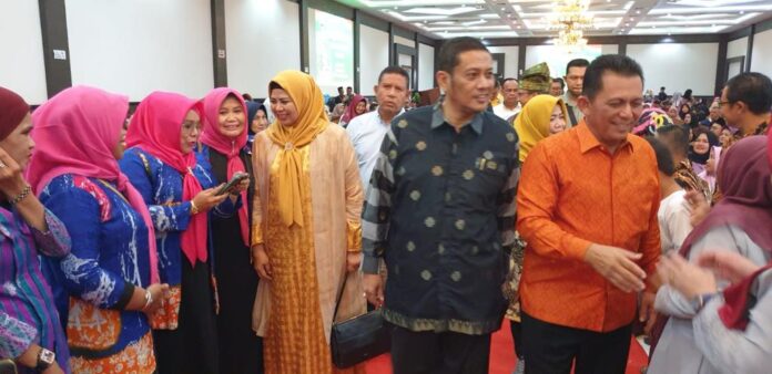 (Foto : abyaqsa ramadan - batamtv.com) Gubernur kepri, Ansar Ahmad (baju oranye) saat hadir di Hari Ulang Tahun (Harlah) ke-6 Perkumpulan Warga Senayang Lingga dan Singkep (Selingsing) Kabupaten Lingga, di Ballroom Restoran Golden Prawn Bengkong Kota Batam, Ahad (25/6/2023). (Foto : abyaqsa ramadan - batamtv.com)