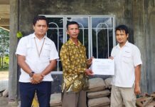 read news – Bantuan PT Timah Tbk Langsung Digunakan demi Percepatan Pembangunan Surau Ketua pelaksana Pembangunan Surau Baitul Anna, Parmin (tengah) saat menerima bantuan mengatakan pembangunan ini masih membutuhkan dana yang cukup lumayan banyak sehingga dengan adanya bantuan dari PT Timah Tbk ini segera akan digunakan. (Foto : abdi perdana - batamtv.com)