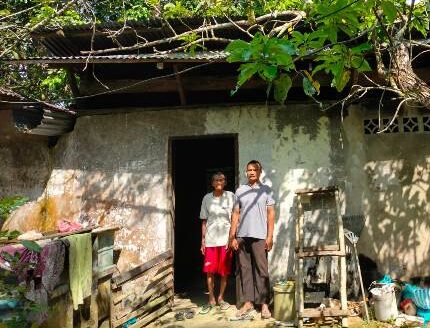 (Foto : abdi perdana - batamtv.com) Ketua RT Boniran bersama dengan warga yang kondisi rumahnya sangat memprihatinkan dan layak untuk dimasukkan dalam program bedah rumah RTLH. (Foto : abdi perdana - batamtv.com)