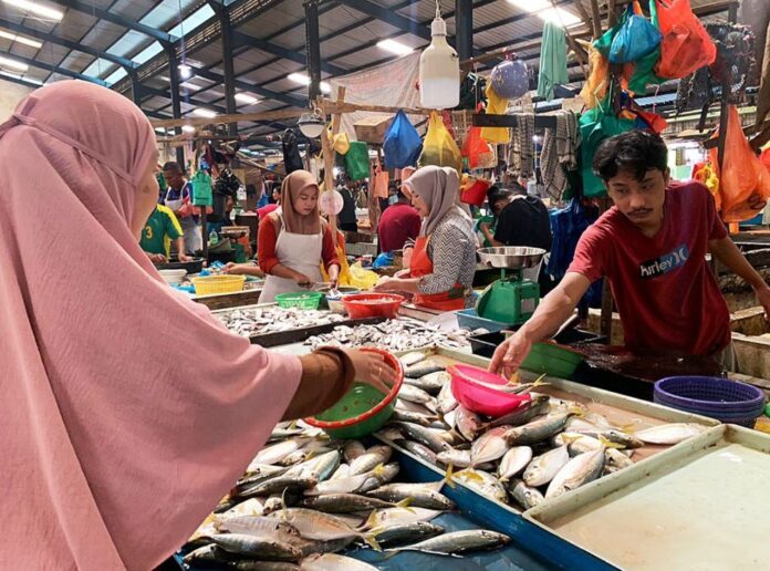 Kenaikan harga ikan selar  di Pasar Bintan Centre, Kota Tanjungpinang, Kepulauan Riau (Kepri) terjadi sejak tiga hari terakhir dari Rp 40 ribu, sekarang naik Rp50 ribu per kilogram (kg). (Foto : abdi perdana - batamtv.com)