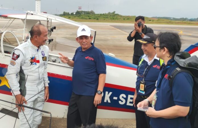 Gubernur Kepri Ansar Ahmad  (kedua dari kiri) mengatakan event Flybest Aviation yang sudah dua tahun digelar ini diharapkan  dapat menggencarkan promosi pariwisata Kepri lebih intensif ke depan. (Foto : abdi perdana - batamtv.com)