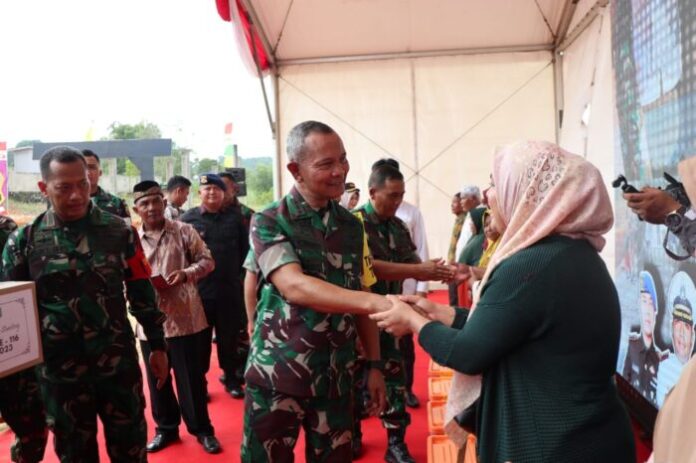 Ketua Tim Pengawas dan Evaluasi (Wasev) TNI Manunggal Membangun Desa (TMMD) ke-116 Tahun 2023, Letnan Jenderal TNI Richard Taruli Horja Tampubolon bersama warga Batam . (Foto : muhammad amin - batamtv.com)