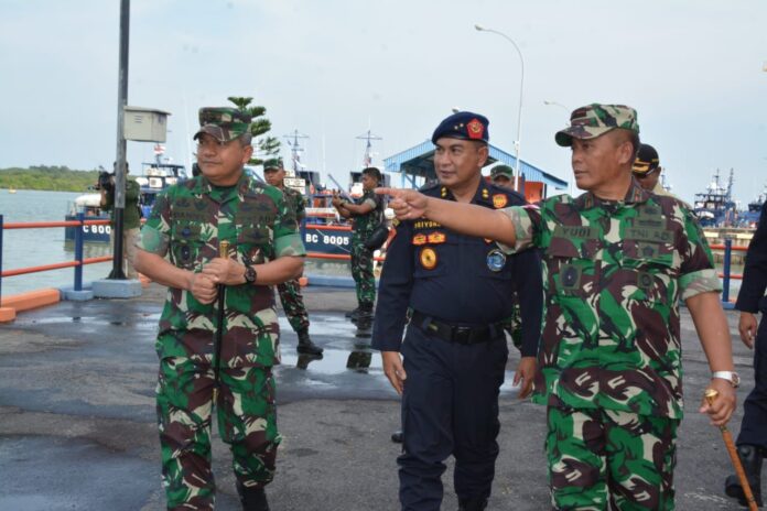 Pangdam I/BB, Mayjen TNI A Daniel Chardin, SE, MSi, (kiri) secara langsung mengunjungi Kanwil DJBC Khusus Kepri di Jln Ahmad Yani Tj Balai Karimun, Kecamatan Karimun, Kepri, Jumat (2/6/2023). (Foto : abdi perdana - batamtv.com)