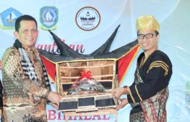 (Foto : dwi susilo - batamtv.com) Gubernur Ansar Ahmad (kiri) saat menghadiri pengukuhan Persatuan Minang Sakato (Permisa) Kabupaten Bintan periode 2023-2028, Minggu (4/6) di halaman Gedung Nasional, Tanjung Uban. (Foto : dwi susilo - batamtv.com)