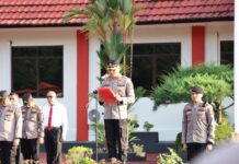 read news – Kapolres Lingga Minta Anggota Jaga Perilaku dan Tegakkan Disiplin serta Tanggung jawab Kapolres Lingga AKBP Fadli Agus, S.I.K, M.H mengambil Apel pagi Jam Pimpinan Personil Jajaran Polres Lingga bertempat di Lapangan Upacara Tri Brata Polres Lingga, Senin(05/06/2023). (Foto : abdi perdana - batamtv.com)