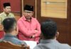 read news – Ketua DPRD Kota Batam Terima Kedatangan Ketua DPC PJS Ketua DPRD Kota Batam Nuryanto S.H., M.H (kemeja merah muda) saat menyambut hangan kedatangan Ketua DPC PJS Kota Batam Gusman di ruangan pimpinan DPRD Kota Batam pada Selasa (6/6/2023) pagi. (Foto : muhamnmad amin - batamtv.com)