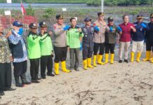 read news – Penanaman Mangrove di Pantai Setokok Jelang Hari Bhayangkara Kapolda Kepri, Irjen Pol Tabana Bangun (ke enam dari kiri) saat penanaman mangrove di Setokok , Jumat (9/6/2023) di Pantai Setokok . (Foto : abyaqsa ramadan - batamtv.com)