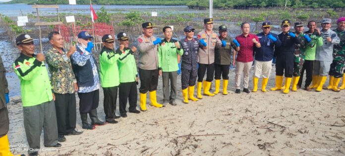 (Foto : abyaqsa ramadan - batamtv.com) Kapolda Kepri, Irjen Pol Tabana Bangun (ke enam dari kiri) saat penanaman mangrove di Setokok , Jumat (9/6/2023) di Pantai Setokok . (Foto : abyaqsa ramadan - batamtv.com)