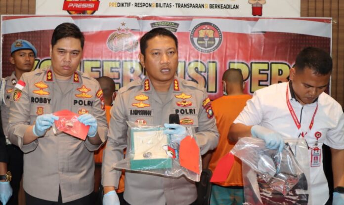 Dalam eksposes yang dilakukan  Kapolresta Tanjungpinang Kombes Pol Heribertus Ompusunggu (tengah) memimpin langsung pengungkapan kasus oleh Satreskrim Polresta Tanjungpinang  Senin (12/06/2023). (Foto : dwi susilo - batamtv.com)
