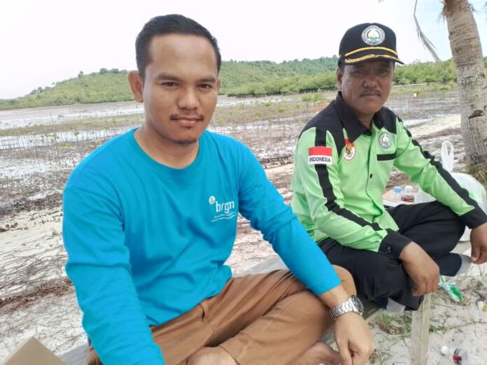 Ketua DPP PLH K Kepri, Suardi (kaus biru), mengajak semua pihak yang peduli akan kerusakan mangrove untuk sama sama menanami kembali mangrove di titik yang rusak di Batam . (Foto : muhammad amin - batamtv.com)