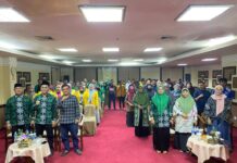 read news – Tingkatkan Wirausaha Muda, MD Forhati Batam Gelar Seminar Enterpreneur Ketua umum Forhati Batam, Risqi Utami (deret depan, ketiga dari kanan) mengungkapkan bahwa kegiatan ini merupakan salah satu Program kerja Forhati Batam untuk meningkatkan wirausaha muda di Kota Batam. (Foto : abyaqsa ramadan - batamtv.com)