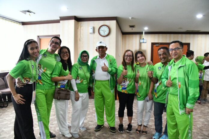 Gubernur Kepri Anshar Ahmad melepas kontingen KORMI Kepri yang akan mengikuti Festival Olahraga Masyarakat tingkat Nasional. Acara  bertempat di lantai-V gedung Graha Kepri pada Jumat (30/6) pagi. (Foto : muhammad amin - batamtv.com)