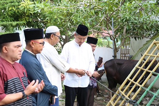 (Foto : dwi susilo- batamtv.com) Sekretaris Daerah Kota Tanjungpinang Zuhidayat (paling kanan) melakukan penyerahan hewan kurban secara simbolis kepada pengurus Masjid Agung Al Hikmah, Rabu (28/6/2023). (Foto : dwi susilo- batamtv.com)