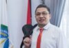 read news – Enam Perusahaan Baru di Batam Diharap Mampu Serap Pekerja Lokal Wakil Ketua 2 DPRD Kepri Raden Hari Tjahyono mengapresiasi peresmian enam perusahaan baru ini di Batam . Dia berharap ini dapat membantu pemerintah daerah dalam mengurangi jumlah pengangguran terbuka di Kepri karena minimnya lapangan kerja. (Foto : dwi susilo - batamtv.com)