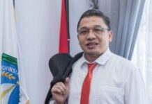 read news – Enam Perusahaan Baru di Batam Diharap Mampu Serap Pekerja Lokal Wakil Ketua 2 DPRD Kepri Raden Hari Tjahyono mengapresiasi peresmian enam perusahaan baru ini di Batam . Dia berharap ini dapat membantu pemerintah daerah dalam mengurangi jumlah pengangguran terbuka di Kepri karena minimnya lapangan kerja. (Foto : dwi susilo - batamtv.com)