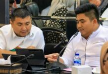 read news – Terima Kunker, Bupati Bintan Tunjukkan Inovasi ke Pemkab Labuhan Batu Utara Bupati Bintan Roby Kurniawan (kanan) saat menunjukkan program aplikasi sistem pencari kerja yaitu aplikasi SiLancar, program stimulus bunga nol persen untuk UMKM, program BLT Lansia, BPJS Ketenagakerjaan untuk pekerja rentan dan beberapa program manfaat lainnya. (Foto : dwi susilo - batamtv.com)