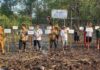 read news -1000 Mangrove Ditanam di Pantai Meral Barat Kepala Unit Produksi Kundur Ari Wibowo (kiri) melakukan foto bersama Panitia Pelaksana kegiatan Penanaman dalam rangka memperingati Hari Lingkungan Hidup Sedunia. (Foto : abdi perdana - batam tv.com)