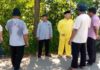 read news – Penerangan Jalan, Ketua Komisi III DPRD Batam: Akan Bahaya kalau Gelap Ketua Komisi 3 DPRD Kota Batam Joko Mulyono (baju kuning) saat meninjau ke lokasi pemasagan lampu jalan. (Foto : muhammad amin - batamtv.com)