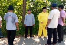 read news – Penerangan Jalan, Ketua Komisi III DPRD Batam: Akan Bahaya kalau Gelap Ketua Komisi 3 DPRD Kota Batam Joko Mulyono (baju kuning) saat meninjau ke lokasi pemasagan lampu jalan. (Foto : muhammad amin - batamtv.com)