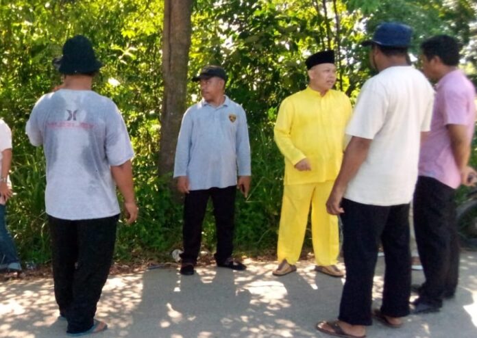 (Foto : muhammad amin - batamtv.com) Ketua Komisi 3 DPRD Kota Batam Joko Mulyono (baju kuning) saat meninjau ke lokasi pemasagan lampu jalan. (Foto : muhammad amin - batamtv.com)