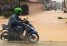 read news – Jalan RHF Fisabilillah Bakal Ditutup lantaran ada Pemasangan Boxculvert Seorang pegendara melintas di Jalan RHF Fisabilillah yang akan mengalami perbaikan Pekerjaan jembatan box culvert . Petugas akan segera menutup sementara Jalan Raja Haji Fisabilillah, Km 8 Atas, Tanjungpinang, mulai 19 Juni 2023. (Foto : abdi perdana - batamtv.cvom)