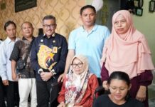 read news – Derita Nurul Hidayati Penderita Kanker Tulang Butuh Bantuan Sekretaris Daerah Kota Batam, Jefridin (ketiga dari kiri ) bersama dengan Badan Amil Zakat Nasional (Baznas) Kota Batam menjenguk Nurul Hidayati di kediamannya Sagulung Lama Blok A No. 08 RT 02/10 Kelurahan Sagulung Kota Kecamatan Sagulung. (Foto : abyaqsa ramadan-- batamtv.com)