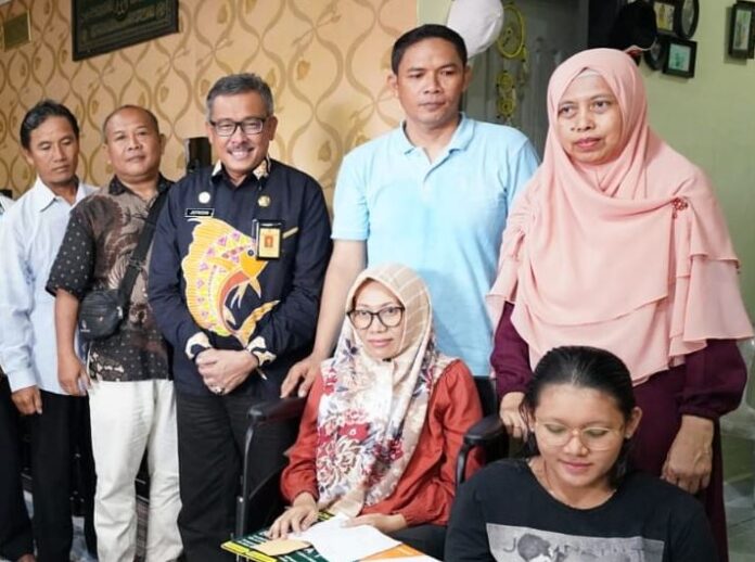 Sekretaris Daerah Kota Batam, Jefridin (ketiga dari kiri ) bersama dengan Badan Amil Zakat Nasional (Baznas) Kota Batam menjenguk Nurul Hidayati di  kediamannya Sagulung Lama Blok A No. 08 RT 02/10 Kelurahan Sagulung Kota Kecamatan Sagulung. (Foto : abyaqsa ramadan-- batamtv.com)