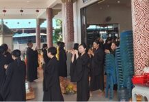 read news – Kegiatan Doa Arwah dan Tolak Bala di Hari Raya Waisak di Vihara Samudra Sasana Bintan Timur Hari Raya Waisak 2567 BE tahun 2023 jatuh pada, Minggu (4/6/2023) akhir pekan ini. oleh umat Buddha di Bintan diisi dengan melaksanakan ibadah atau ritual keagamaan. (Foto : dwi susililo)