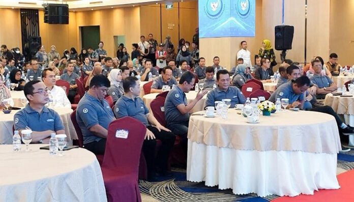 Gubernur Kepri Ansar Ahmad, (kedua dari kiri) Jumat (9/6/2023) bersama Menteri Kelautan dan Perikanan RI Wahyu Sakti Trenggono memperingati  Hari Laut Sedunia  setiap tanggal 8 Juni. (Foto : muhammad amin - batamtv.com)