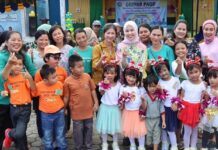 read news – Gebyar PAUD Bintan Diisi Lomba Mewarnai, Baca Puisi hingga Fashion Show Bunda PAUD Kabupaten Bintan Hafiza Rahmadani saat bersama anak anak dalam Gebyar PAUD. Gebyar PAUD diselenggarakan lomba mewarnai, membaca puisi hingga fashion show yang diikuti seluruh TK, PAUD maupun KB di Desa Sebong Lagoi. (Foto : abdi perdana - batamtcv.com)