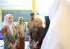 read news – Rumah Asuh Bintan Kasih untuk Penitipan Anak Diresmikan Ketua TP PKK Bintan Hafizha Rahmadhani (kiri) bersama para kader dan beberapa dinas terkait melaunching Rumah Asuh Bintan Kasih di Teluk Sasah, Senin (5/6/2023). (Foto : dwi susilo - batamtv.com)