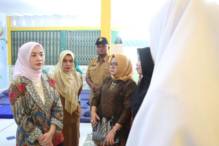 Ketua TP PKK Bintan Hafizha Rahmadhani (kiri) bersama para kader dan beberapa dinas terkait melaunching Rumah Asuh Bintan Kasih di Teluk Sasah, Senin (5/6/2023). (Foto : dwi susilo - batamtv.com)