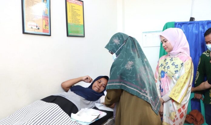 Ketua TP-PKK Bintan Hafizha Rahmadhani (kanan) saat peninjauan pelayanan KB gratisdi Puskesmas Teluk Sebong untuk melihat proses pemasangan alat kontrasepsi KB. Baik jenis spiral, implan maupun KB suntik. (Foto : dwi susilo - batamtv.com)