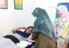 read news – Ibu Muda di Puskesmas Teluk Sebong Ikuti KB Gratis Ketua TP-PKK Bintan Hafizha Rahmadhani (kanan) saat peninjauan pelayanan KB gratisdi Puskesmas Teluk Sebong untuk melihat proses pemasangan alat kontrasepsi KB. Baik jenis spiral, implan maupun KB suntik. (Foto : dwi susilo - batamtv.com)