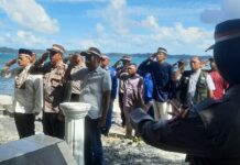 read news – HUT ke-77 Bhayangkara, Pulau Sentut jadi Tempat Pengibaran Bendera Merah Putih Kapolsek Bintan Timur AKP Rugianto (depan, kedua dari kiri) dan anggota Polsek Bintan Timur Polres Bintan mengibarkan Bendera Merah Putih di Pulau Sentut Jumat (9/6/2023). (Foto : dwi susilo - batamtv.com)