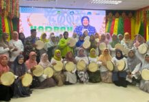 read news – Ibu Ibu di Batam Ikuti Pelatihan Hadroh Wagub Kepri Marlin Agustina bersama Ibu ibu yang ikut pelatihan hadroh gelaran Dinas Kebudayaan dan Pariwisata (Disbudpar) Batam ini digelar di Gedung LAM Kota Batam, Kamis (15/6/2023). (Foto : muhammad amin - batamtv.com)