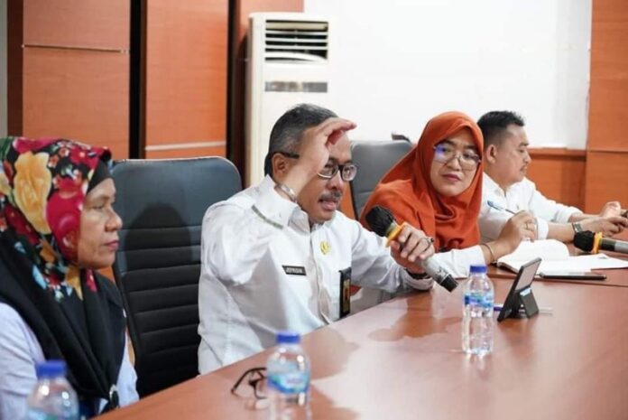 Sekretaris Daerah Kota Batam H Jefridin (kdua dari kiri) saat memimpin  rapat persiapan PPDB tingkat SMPN, Tahun Ajaran 2023/2024, di Gedung Gurindam, Disdik Kota Batam, Sekupang, Rabu (7/6/2023). (Foto : muhammad amin - batamtv.com)