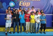 read news -Turnamen Badminton Batam Madani Cup 2023 Resmi Ditutup Nopriman Abdullah (paling kiri , depan) salah satu juara turnamen ini mengucapkan terimakasih kepada Persatuan Bulutangkis Seluruh Indonesia (PBSI) Kota Batam yang sudah mensupport turnamen kedua ini. (Foto : muhammad amin - batamtv.com)