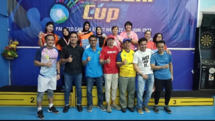 Nopriman Abdullah (paling kiri , depan) salah satu juara turnamen ini mengucapkan terimakasih kepada Persatuan Bulutangkis Seluruh Indonesia (PBSI) Kota Batam yang sudah mensupport turnamen kedua ini. (Foto : muhammad amin - batamtv.com)