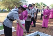 read news -Kapolres Bintan Pimpin Ziarah ke Makam Pahlawan Dwikora Kapolres Bintan AKBP Riky Iswoyo, S.I.K., M.M saat ziarah ke taman makam pahlawan ini dipimpin langsung oleh Kapolres Bintan pada Selasa (27/6/2023). (Foto : dwi susilo - batamtv.com)