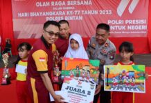 read news – Polres Bintan Umumkan Pemenang Lomba Mewarnai Kapolres Bintan, AKBP Riky Iswoyo (kiri) menyerahkan hadiah kepada Kepala Sekolah Dasar yang telah mengirimkan anak didiknya untuk mengikuti perlombaan mewarnai tersebut. (Foto : abdi perdana - batamtv.com)
