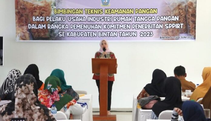 Ketua PKK Bintan Hafizha Rahmadhani menginginkan produk industri rumah tangga (home industri) milik warga Bintan bisa go internasional. (Foto : dwi susilo - batamtv.com)