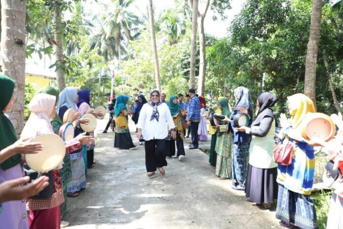 Ketua Dewan Kerajinan Nasional Daerah (Dekranasda) Kota Batam Marlin Agustina Rudi (tengah baju putih) bertemu dengan para pelaku ekonomi kreatif dan para pelaku Usaha Mikro Kecil Menengah (UMKM) di Pulau Ngenang, Kecamatan Nongsa, Kota Batam, Senin (19/6/2023) pagi. (Foto : abyaqsa ramadan - batamtv.com)