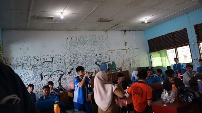 Salah satu kondisi ruang kelas di SMKN 1 Tanjungpinang yang kurang memadai. (Foto : dwi susilo - batamtv.com)